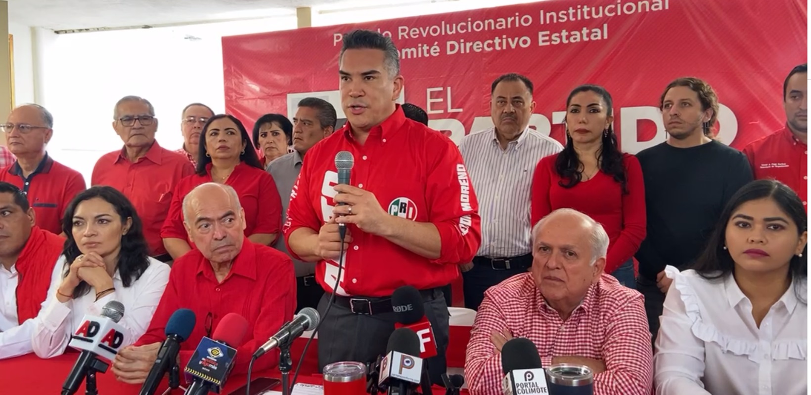 Conferencia de prensa del dirigente nacional del PRI Alejandro Moreno, en la sede del Comité Estatal Colima.