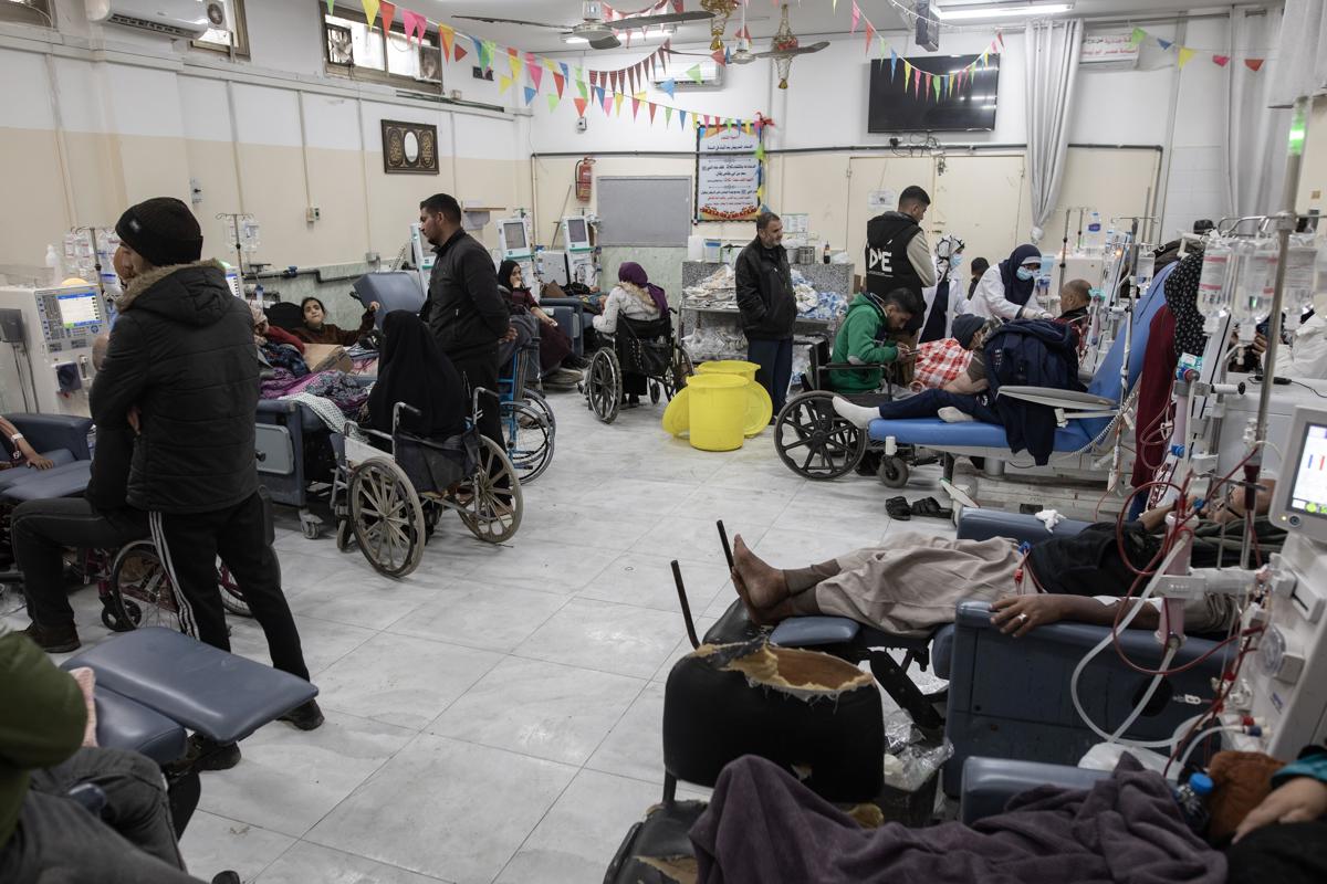 Pacientes renales esperando tratamiento en el Hospital Al-Najjar en el campamento de Rafah, 19 de febrero de 2024, con 700 casos de diálisis de personas desplazadas de las zonas del norte y sur de Gaza, tras el asedio al Hospital Nasser en Khan Yunis, al sur de la Franja. EFE/EPA/Haitham Imad