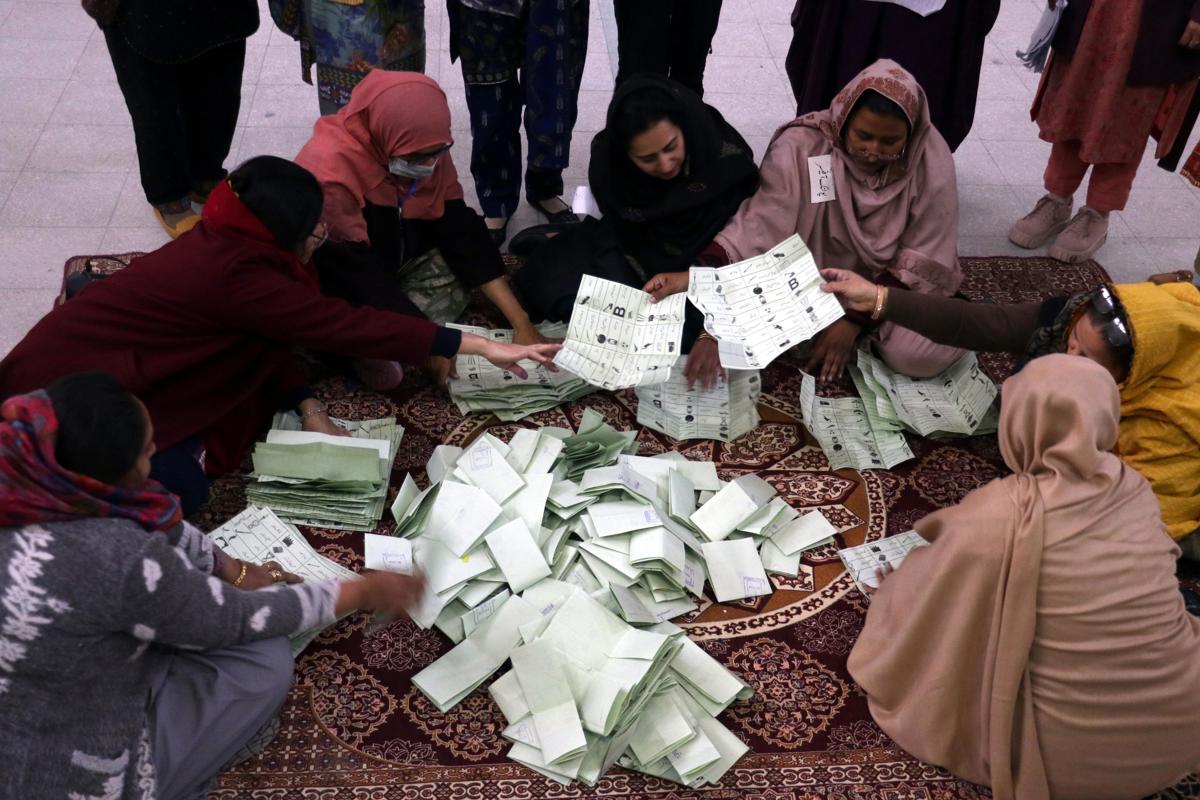 Los funcionarios electorales cuentan las papeletas en un colegio electoral al concluir las elecciones generales, en Islamabad, Pakistán, el 8 de febrero de 2024. (Elecciones) EFE/EPA/Sohail Shahzad