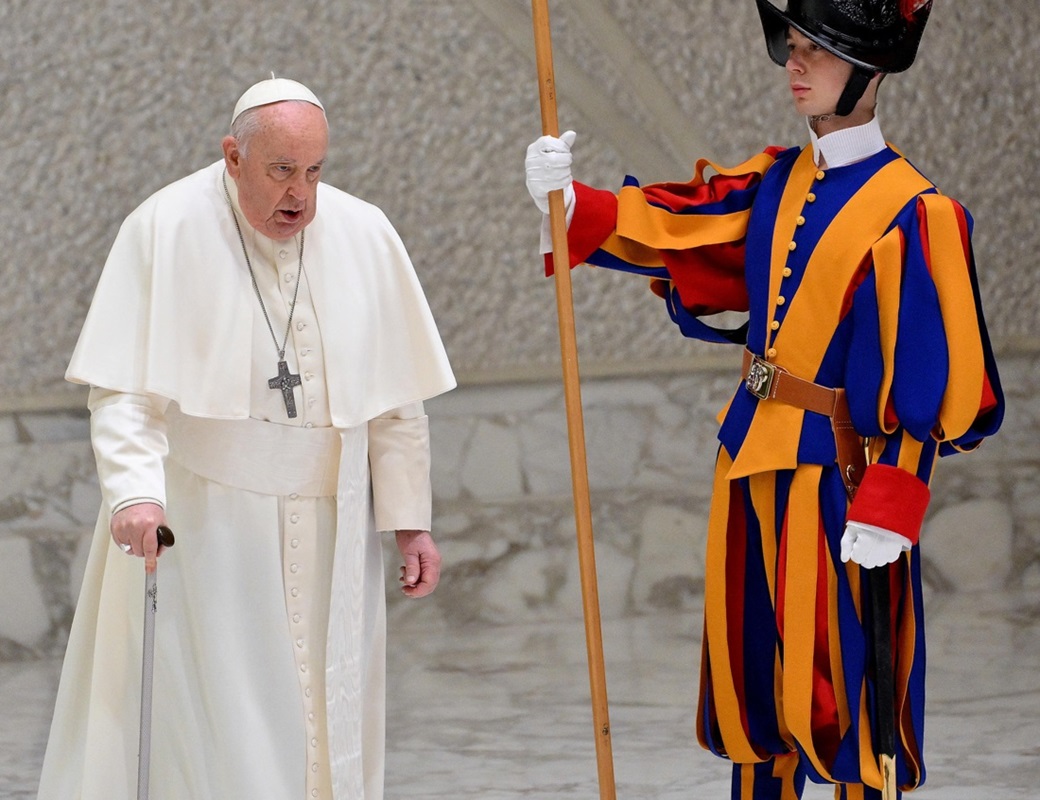 El Papa Francisco llega para encabezar la audiencia general semanal en el Aula Pablo VI, Ciudad del Vaticano, este miércoles en Roma.-EFE/ETTORE FERRARI