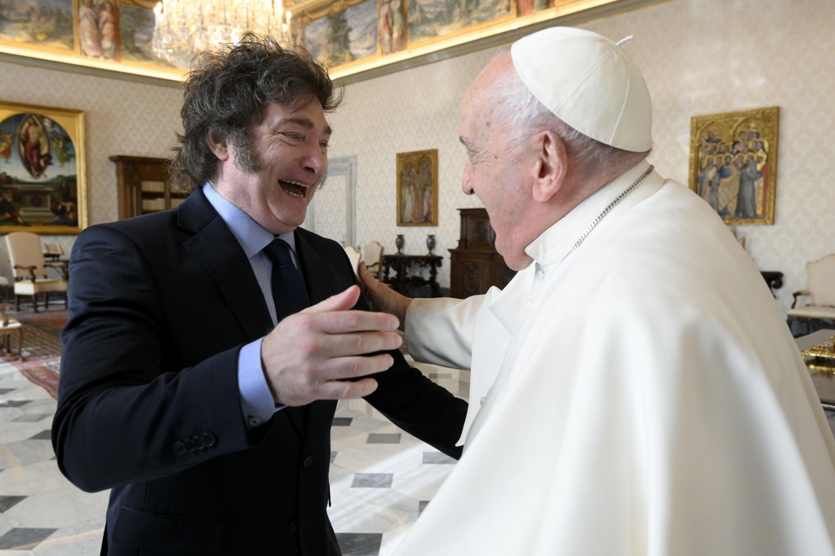 El papa Francisco y el presidente argentino, Javier Milei durante su encuentro privado este lunes en el Vaticano. EFE/Simone Risoluti/Servicio Fotográfico Vaticano