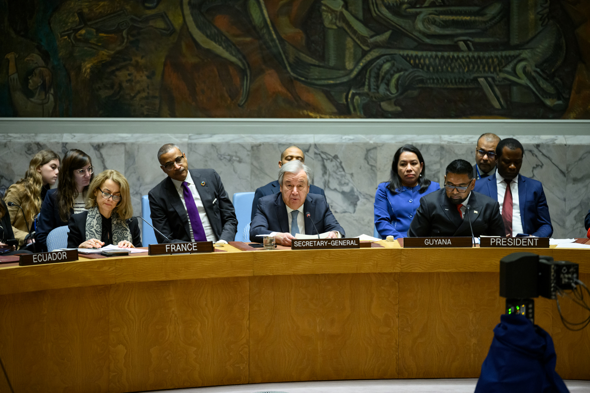 Fotografía cedida por la ONU donde aparece su secretario general, António Guterres (c), mientras habla en la reunión del Consejo de Seguridad sobre el cambio climático y la inseguridad alimentaria en la sede del organismo en Nueva York (Estados Unidos). EFE/ Loey Felipe