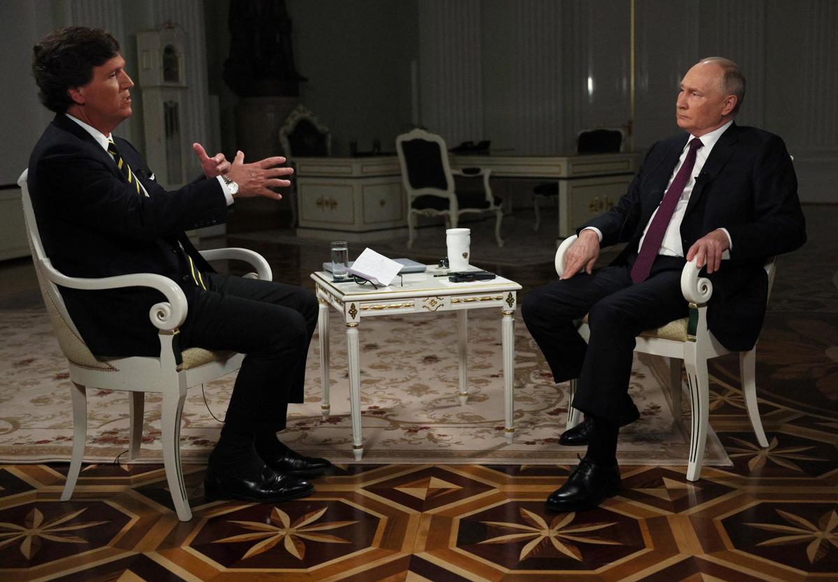 El presidente Vladimir Putin, asiste a una entrevista con el periodista estadounidense Tucker Carlson en el Kremlin de Moscú, Rusia, el 09 de febrero de 2024. (Rusia, Moscú) EFE/EPA/GAVRIIL GRIGOROV/SPUTNIK/KREMLIN POOL