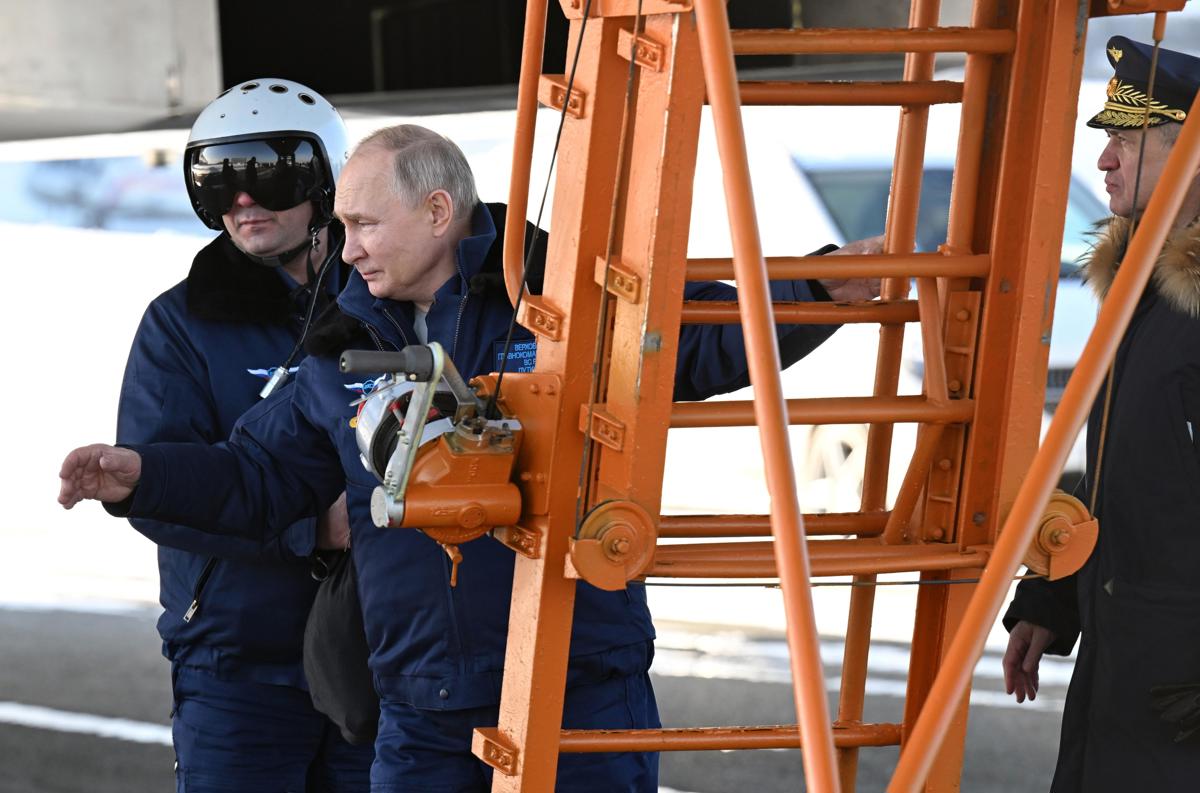 El presidente ruso Vladimir Putin aborda un porta misiles estratégicos Tupolev Tu-160 M para un vuelo de prueba durante una visita a la fábrica de aviación de Kazán que lleva el nombre de Sergei Gorbunov. EFE/EPA/DMITRIY AZAROV/SPUTNIK/KREMLIN POOL