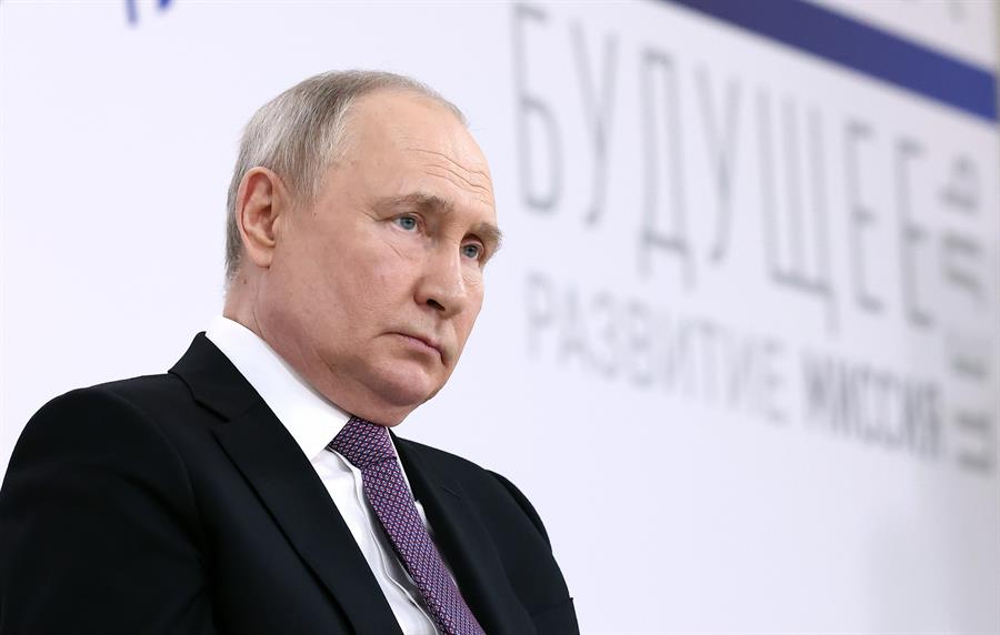 El presidente ruso Vladimir Putin asiste a una reunión con participantes de un foro '¡Todos por una Victoria! 2024. (Rusia) EFE/EPA/ARTYOM GEODAKYAN / SPUTNIK / KREMLIN POOL