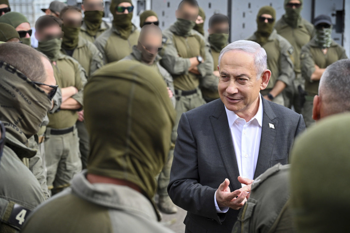 El primer ministro israelí, Benjamín Netanyahu, visita a las fuerzas que participaron esta madrugada en la operación de rescate de 2 rehenes en Rafah, y las felicitó por su rol en “una de las operaciones de rescate más exitosas de la historia de Israel”. EFE/Oficina del primer ministro israelí