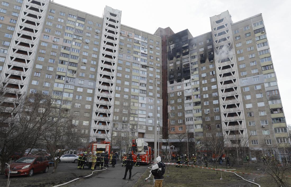 Un edificio dañado por la caída de escombros de un misil ruso derribado tras un ataque con misiles matutino en Kiev (Kiev), Ucrania, el 07 de febrero de 2024, en medio de la invasión rusa. (Rusia, Ucrania, Kiev) EFE/EPA/Sergei Dolzhenko