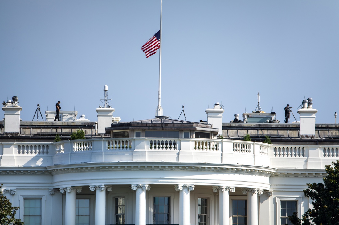 JVista de la bandera de EUA en la Casa Blanca, en una fotografía de archivo. EFE/ Jim Lo Scalzo
