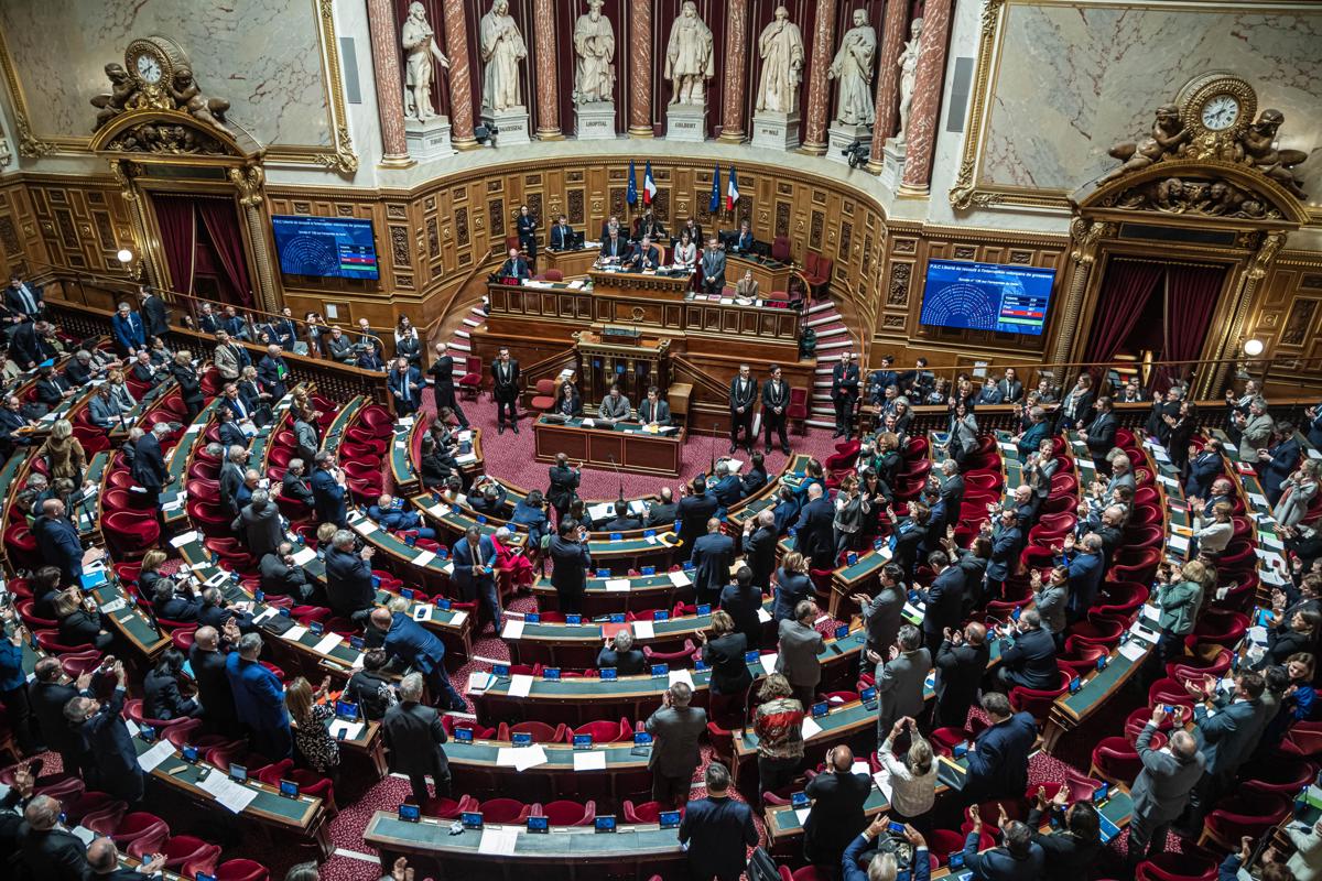 Los senadores franceses aplauden los resultados tras una votación sobre la ley constitucional sobre el aborto durante un debate en el Senado francés en París, Francia, el 28 de febrero de 2024. La cámara alta del parlamento francés votó un proyecto de ley constitucional para consagrar en la constitución el derecho de las mujeres a la interrupción voluntaria del embarazo. (Francia) EFE/EPA/CHRISTOPHE PETIT TESSON