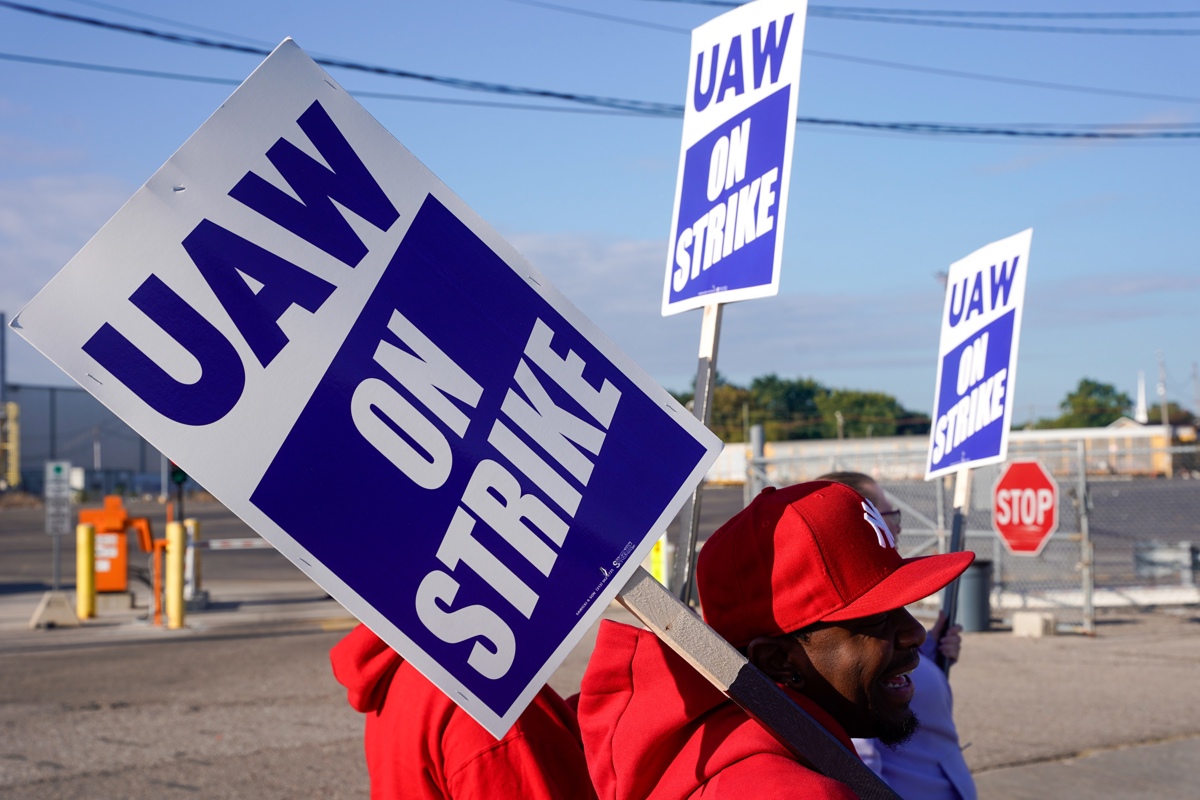 Foto de archivo de un cartel de los miembros del sindicato estadounidense United Auto Workers (UAW). EFE/EPA/DIEU-NALI CHERY