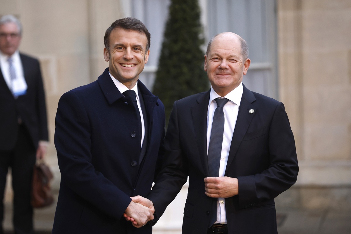 El presidente francés, Emmanuel Macron (I), y el canciller alemán, Olaf Scholz, (D) a su llegada al Palacio del Elíseo para asistir a la conferencia internacional en apoyo de Ucrania en París, el 26 de febrero 2024. EFE/EPA/YOAN VALAT