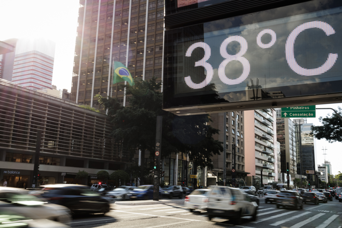 Fotografía de archivo de un termómetro meteorológico en la Avenida Paulista, en São Paulo (Brasil). EFE/ Isaac Fontana
