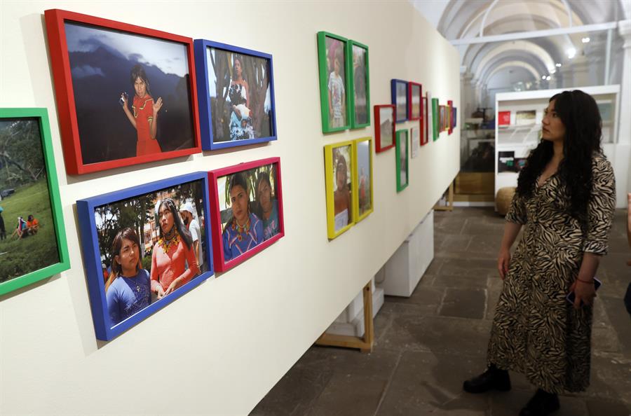 Personas asisten a la exposición “Awera en Bakatá”, el 30 de enero de 2024, en el Museo Nacional en Bogotá (Colombia). EFE/ Mauricio Dueñas Castañeda