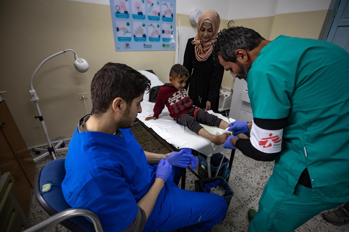 Miembros de la filial española de Médicos Sin Fronteras proporcionan atención sanitaria y vacunas a personas desplazadas en el campo de Rafah, en el sur de la Franja de Gaza, 13 de febrero de 2024. EFE/EPA/Haitham Imad