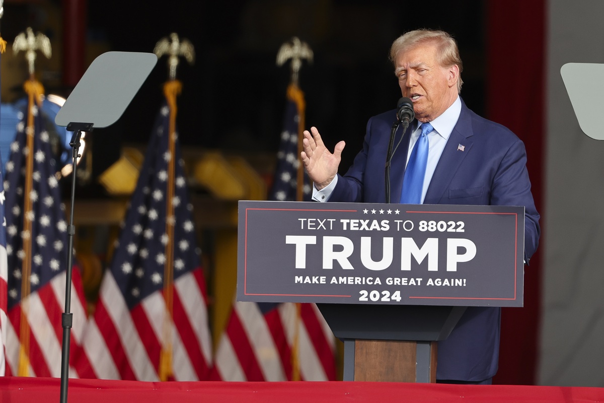 Fotografía de archivo, tomada el pasado 2 de noviembre, en la que se registró al expresidente de Estados Unidos Donald Trump, durante un acto proselitista, en Houston (Texas, EUA). EFE/Adam Davis