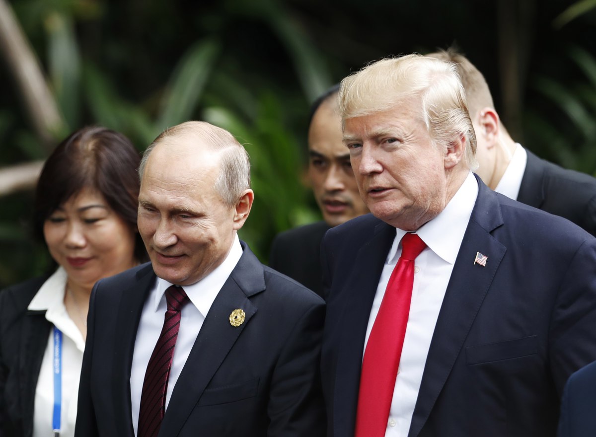 El presidente ruso, Vladímir Putin (i), y el expresidente estadounidense Donald Trump (d), en una fotografía de archivo. EFE/ Jorge Silva/Pool