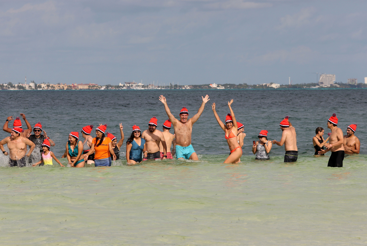 Fotografía de archivo de turistas que participan en el Niewjaaduik (Baño de año nuevo), en una playa de Cancún, Quintana Roo (México). EFE/Alonso Cupul