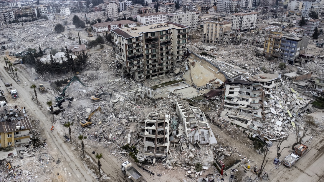 Una vista aérea de los edificios derrumbados tras un fuerte terremoto en Hatay, Turquía, el 21 de febrero de 2023. EFE/EPA/ERDEM SAHIN