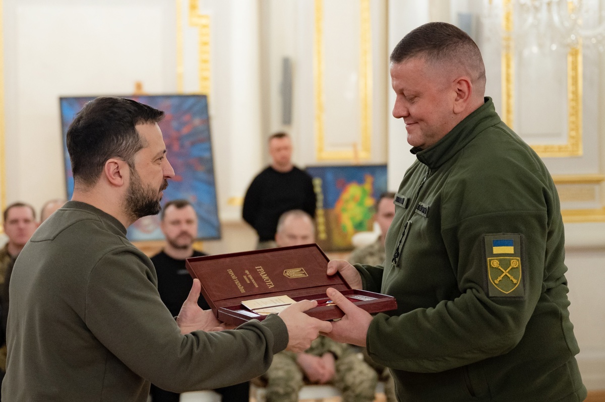 Una fotografía proporcionada por el Servicio de Prensa Presidencial muestra al presidente ucraniano Volodymyr Zelensky (izquierda) otorgando al Comandante en Jefe Valerii Zaluzhnyi (derecha) la Orden de la “Estrella Dorada” y título de Héroe de Ucrania en Kiev, Ucrania, 9 de febrero de 2024. (Ucrania, Kiev) EFE/EPA/SERVICIO DE PRENSA PRESIDENCIAL