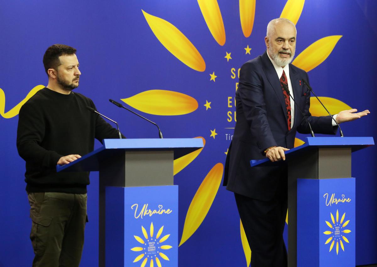 El primer Ministro de Albania, Edi Rama (derecha), y el Presidente de Ucrania, Volodymyr Zelensky (izquierda), conversan durante una conferencia de prensa después de la “cumbre de paz” en Tirana, Albania, el 28 de febrero de 2024. Tirana acoge una cumbre de países del sudeste de Europa sobre paz, seguridad y cooperación centrada en la guerra en Ucrania. (Ucrania) EFE/EPA/MALTON DIBRA