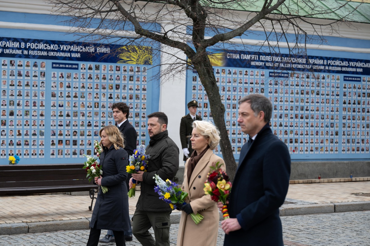 (De izq a dcha) El primer ministro canadiense, Justin Trudeau; la primera ministra italiana, Giorgia Meloni; el presidente ucraniano, Volodímir Zelenski; la presidenta de la Comisión Europea, Ursula von der Leyen, y el primer ministro belga, Alexander De Croo, asisten a una ofrenda floral en el segundo aniversario de la invasión rusa de Ucrania, en Kiev, el 24 de febrero de 2024. EFE/EPA/FILIPPO ATTILI / ITALIAN GOVERNMENT PRESS OFFICE