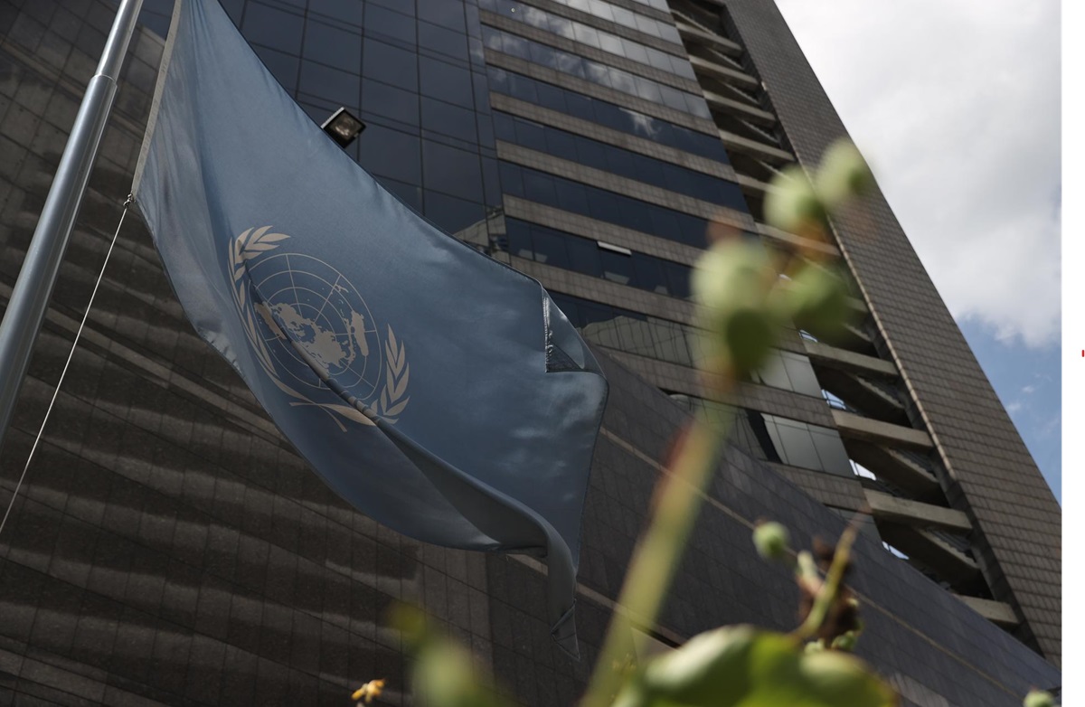 Fotografía de la bandera de las Naciones Unidas en el Edificio Parque Ávila, donde funciona la oficina del Alto Comisionado de los Derechos Humanos de la ONU en Caracas (Venezuela). EFE/ Miguel Gutiérrez