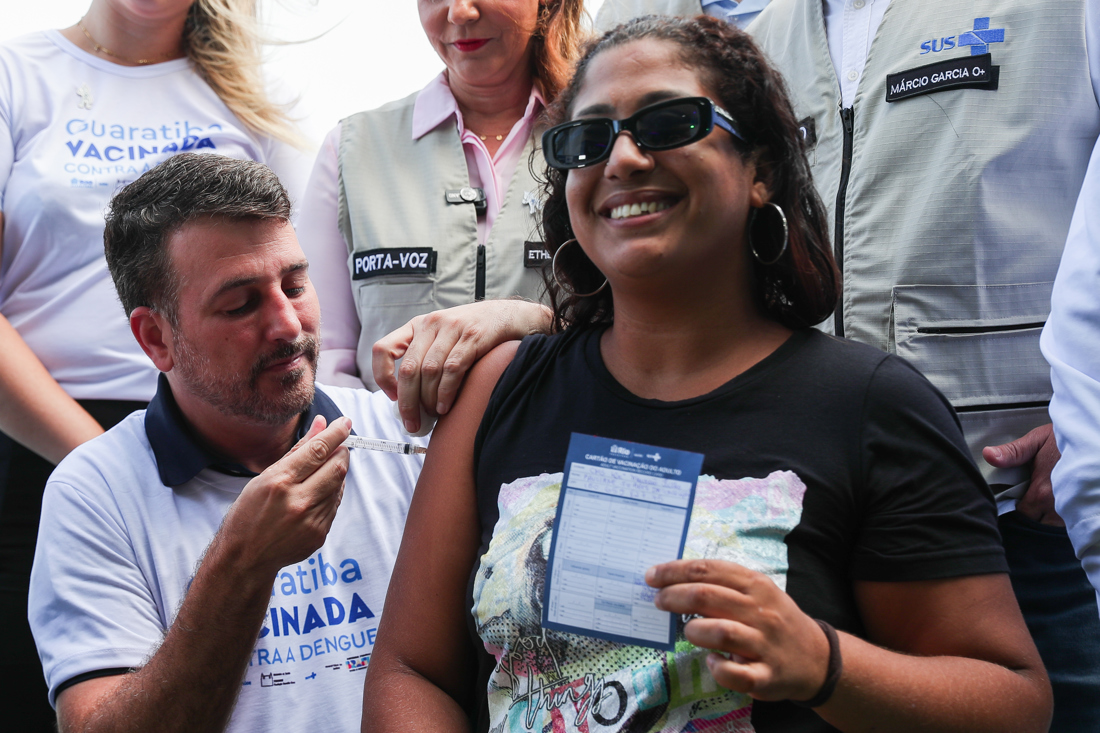 Una mujer recibe una dosis de la vacuna contra el dengue durante el inicio de la vacunación, en el barrio de Barra de Guaratiba, en Río de Janeiro (Brasil). EFE/André Coelho