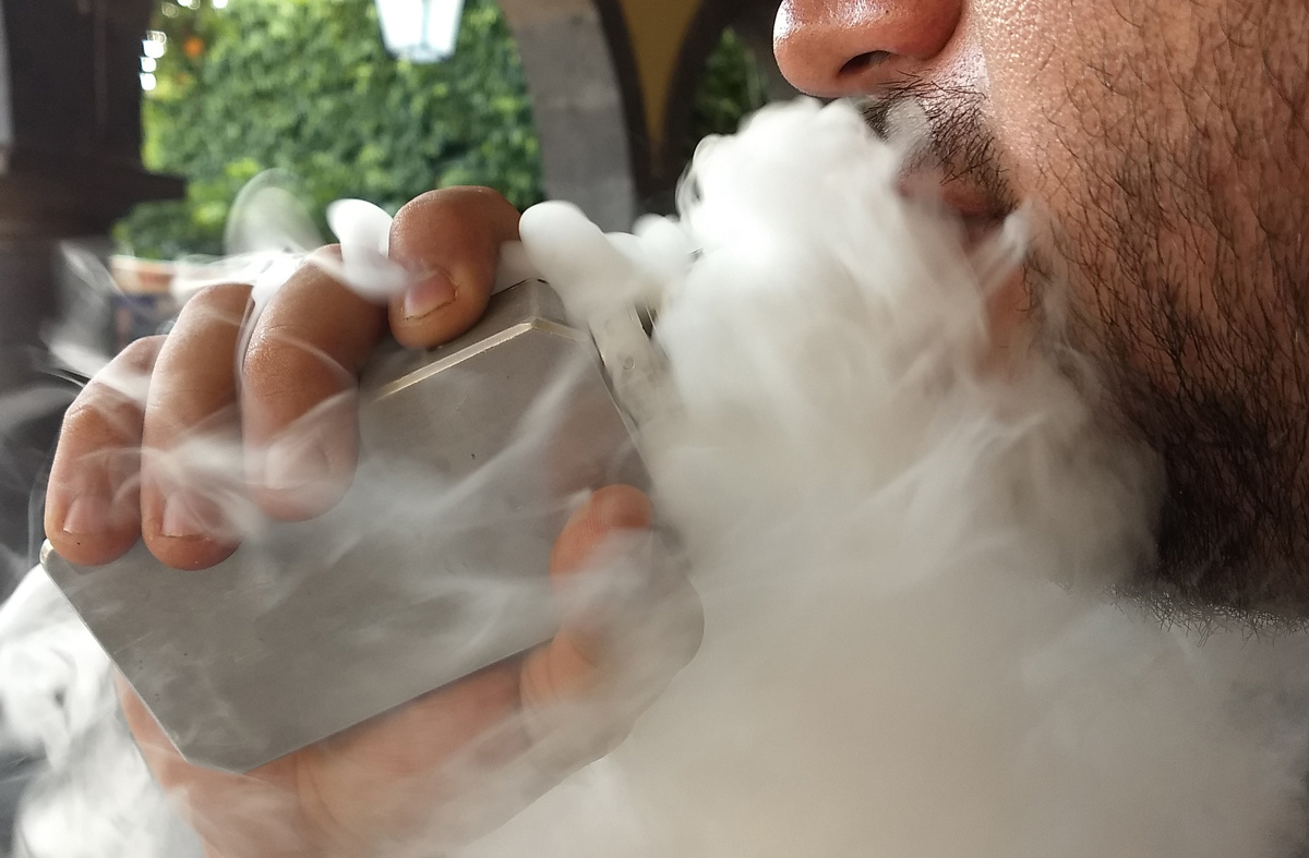 Fotografía de archivo en donde se observa a una persona fumando un cigarrillo electrónico en una calle de la ciudad de Guadalajara (México). EFE/Brenda Ramos