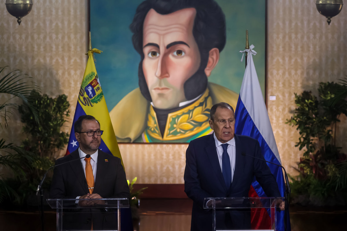 El ministro de Relaciones Exteriores venezolano, Yván Gil, y el canciller de Rusia Serguei Lavrov, durante su rueda de prensa este martes en Caracas (Venezuela). EFE/ Miguel Gutiérrez