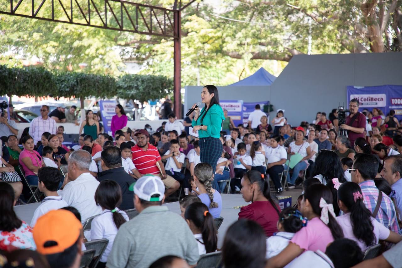 La gobernadora Indira Vizcaíno durate la entrega de “Mi ColiBeca para Empezar”.