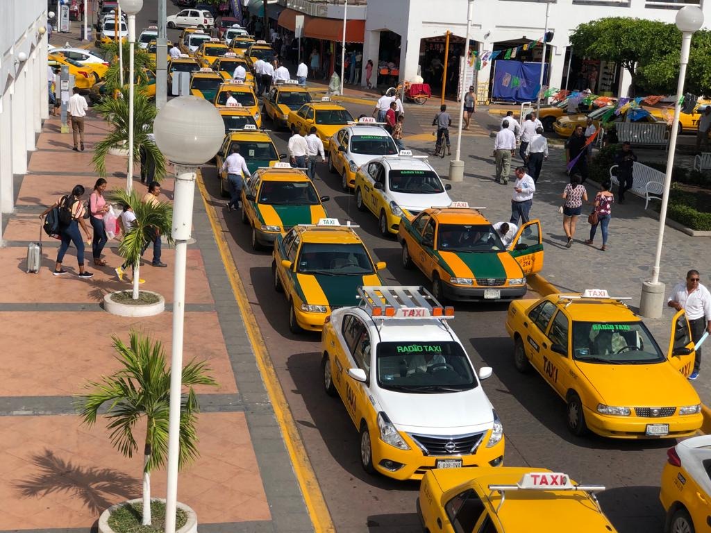 Taxistas de Tecomán.