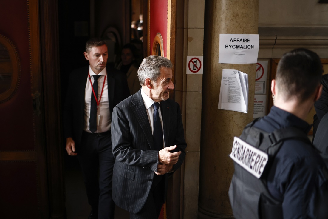 El expresidente francés Nicolas Sarozy (Centro) abandona el juzgado tras ser condenado a un año de prisión con 6 meses suspendidos por el tribunal de apelaciones de París por exceder el techo de gasto electoral durante su campaña presidencial en 2012, en el Palacio de Justicia de París, Francia, el 14 de febrero de 2024. (Francia) EFE/EPA/Yoan Valat