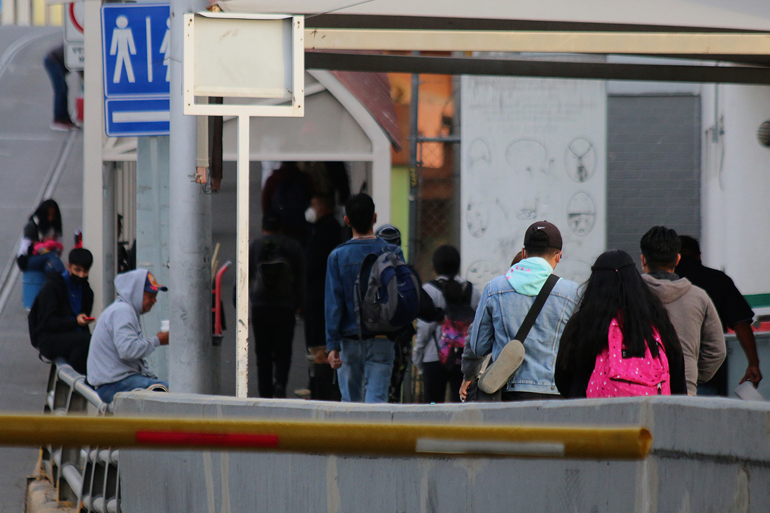 Varias personas caminan para cruzar hacia Estados Unidos por el Puente Internacional Paso del Norte, en Ciudad Juárez (México). EFE/Luis Torres