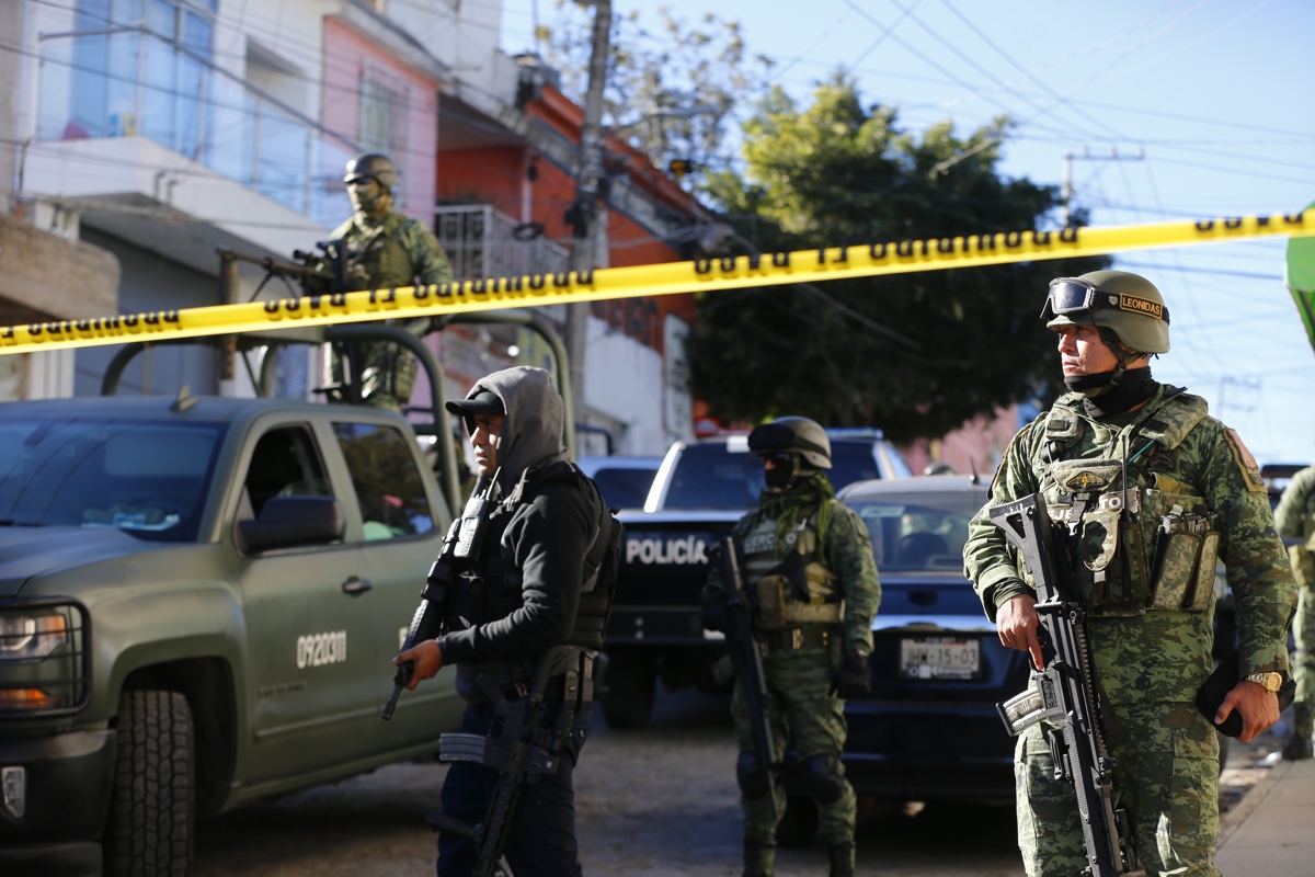 Elementos del Ejército Mexicano, resguardan la zona donde se registró un ataque armado la madrugada del domingo, en el municipio de Tlaquepaque, en Jalisco, (México). EFE/ Francisco Guasco