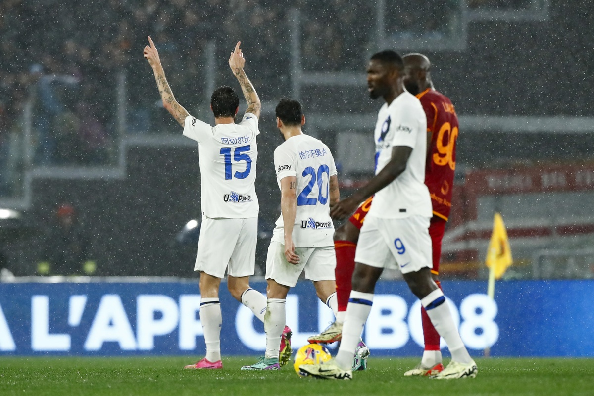 El jugador del Inter Francesco Acerbi celebra la victoria de su equipo ante el Roma en el partido jugado en el Olímpico de Roma, Italia. EFE/EPA/ANGELO CARCONI