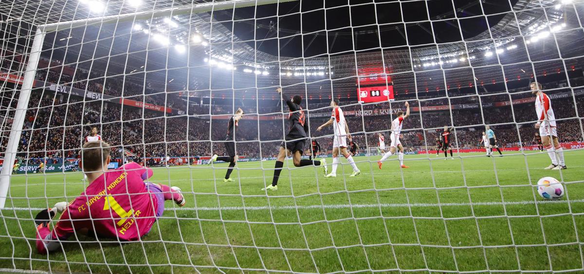 El jugador del Leverkusen Josip Stanisic celebra con sus compañeros el 1-0 durante el partido de la Bundfesliga que han jugado Bayer 04 Leverkusen y FC Bayern Munich en Leverkusen, Alemania. EFE/EPA/RONALD WITTEK