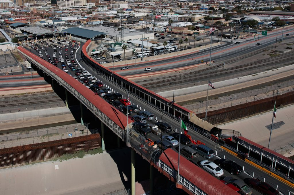 Vehículos cruzan hacia Estados Unidos por el Puente Internacional Paso del Norte, el 5 de febrero de 2024, en Ciudad Juárez (México). EFE/Luis Torres
