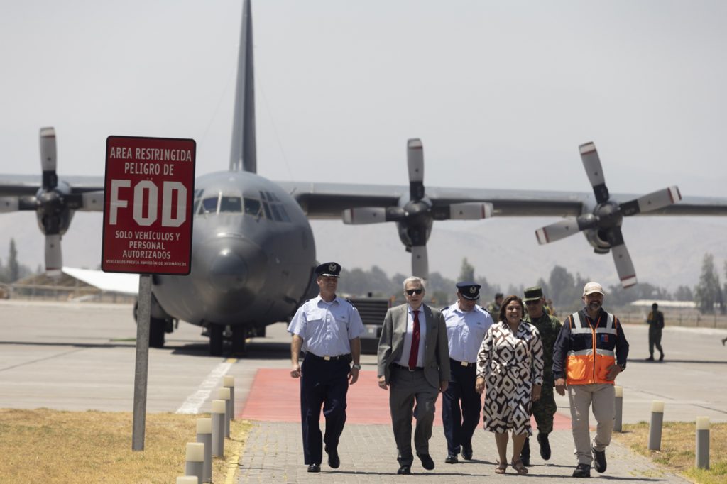 El ministro de Relaciones Exteriores de Chile, Alberto van Klaveren (2i), junto a la embajadora de México en Chile, Laura Moreno (3d), entre otras autoridades, participan en la recepción de un avión de la Fuerza Aérea de México que aterrizó hoy con ayuda humanitaria, en el Grupo 10 de la Fuerza Aérea de Chile (FACh), en Santiago (Chile). EFE/ Ailen Díaz

