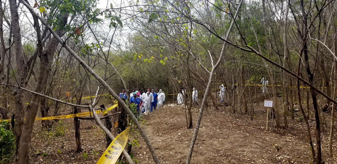 Fotografía de archivo de familiares de desaparecidos que trabajan en la exhumación de fosas clandestinas en México. EFE/ Str