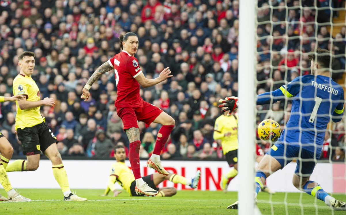 El delantero urugiayo del Liverpool Darwin Nunez no lograr superar al portero James Trafford, del Burnley, durante el partido de la Premier League que han jugado Liverpool y Burnley en Liverpool, Reino Unido. EFE/EPA/PETER POWELL