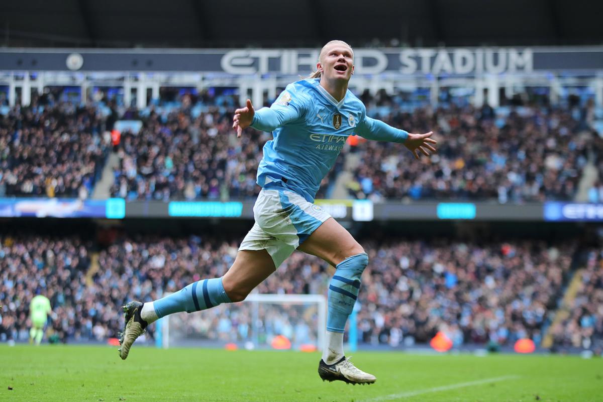 El delantero noruego Erling Haaland, del Manchester City, celebra uno de sus goles durante el partido de la Premier League que han jugado Manchester City y Everton FC, en el Etihad Stadium en Mánchester, Reino Unido. EFE/EPA/ASH ALLEN