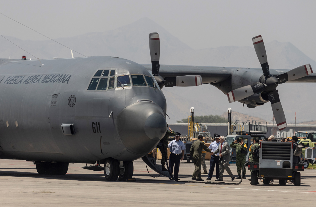 El ministro de Relaciones Exteriores de Chile, Alberto van Klaveren (c), saluda a la tripulación a bordo de un avión de la Fuerza Aérea de México que aterrizó con ayuda humanitaria, en el Grupo 10 de la Fuerza Aérea de Chile (FACh), en Santiago (Chile). EFE/ Ailen Díaz