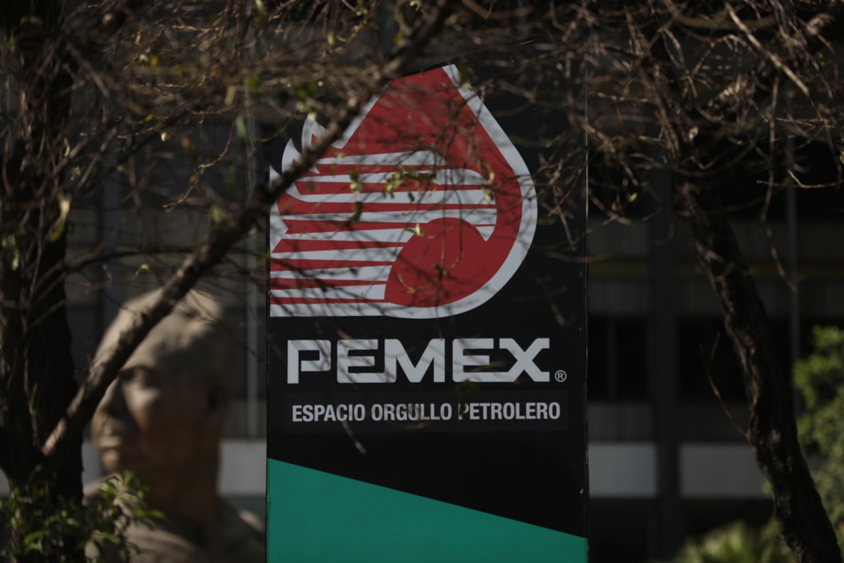 Vista del logo de Pemex cerca al busto del General Lázaro Cárdenas, en las oficinas generales de Pemex en la Ciudad de México (México). Imagen de archivo. EFE/ Sáshenka Gutiérrez