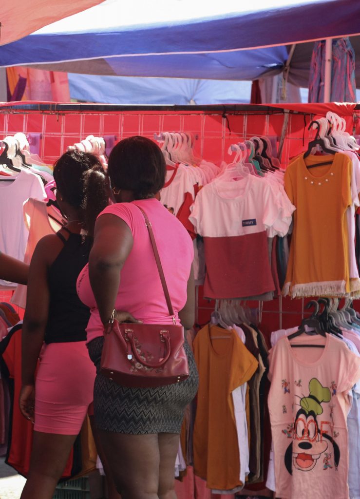 Migrantes realizan compras hoy, en la ciudad de Tapachula en el estado de Chiapas (México). EFE/Juan Manuel Blanco