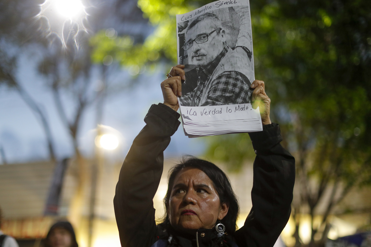 Un grupo de periodistas de diferentes medios de comunicación protestan a las afueras de la Secretaría de Gobernación, en la Ciudad de México (México). Fotografía de archivo. EFE/ Isaac Esquivel