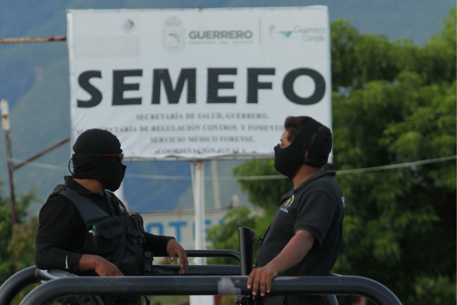 Fotografía de archivo de miembros de la Policía que prestan guardia en las entradas al Servicio Médico Forense. EFE/José Méndez