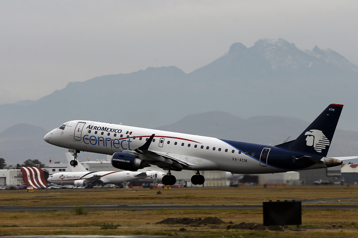 Fotografía de archivo de un avión de Aeroméxico en el Aeropuerto Internacional de Ciudad de México (México). EFE/José Méndez ARCHIVO