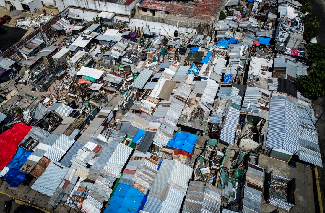 Locales del mercado de artesanías Papagayo, destruidos tras el paso del huracán Otis, en Acapulco, Guerrero (México). EFE/David Guzmán