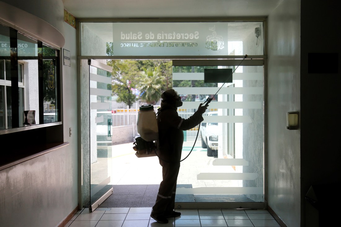 Fotografía de archivo que muestra a un brigadista fumigando para evitar la propagación del virus de dengue en Guadalajara, Jalisco (México). EFE/Francisco Guasco