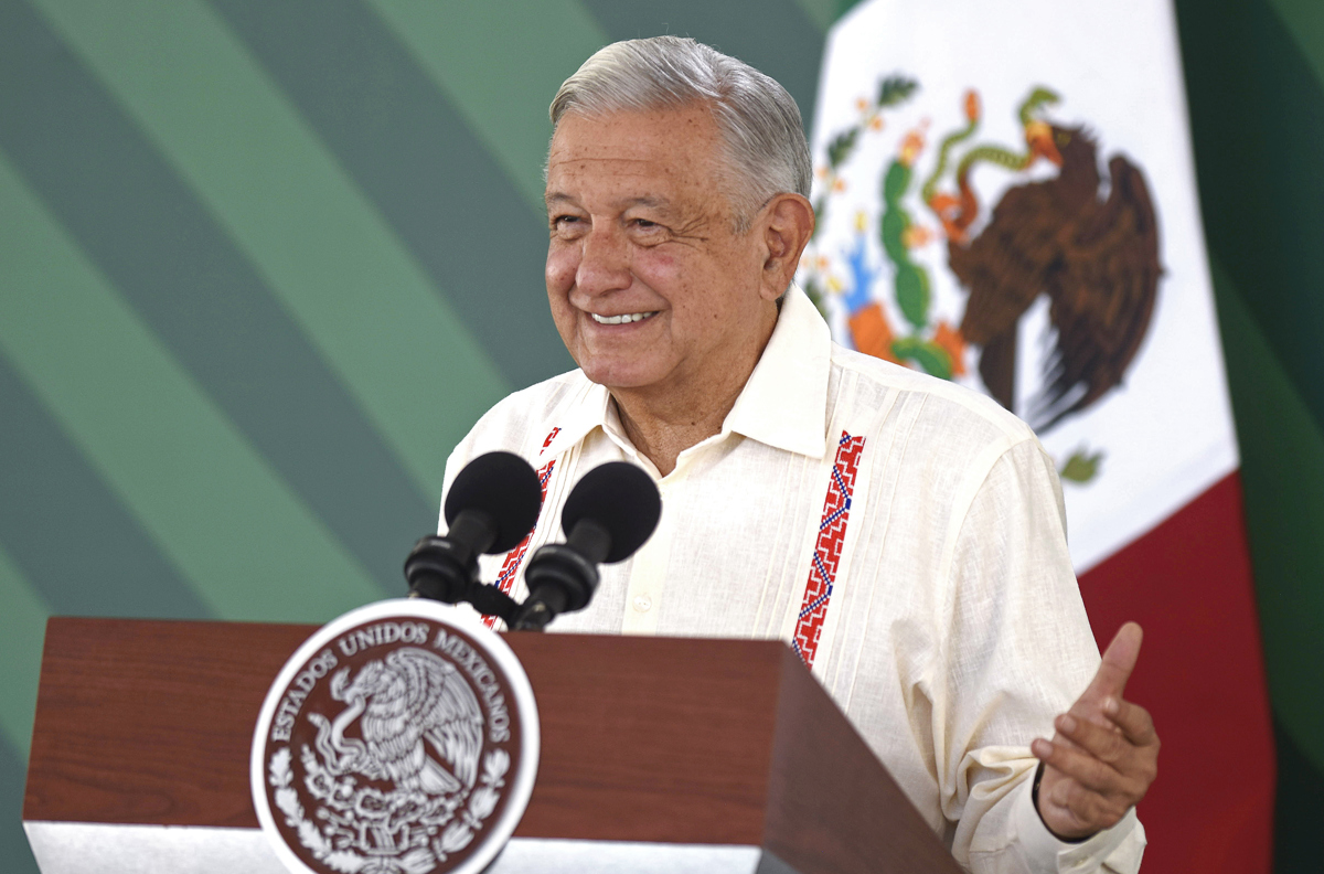 El mandatario Andrés Manuel López Obrador, durante una rueda de prensa en la ciudad de Coatzacoalcos, en el estado de Veracruz (México). EFE/Presidencia de México